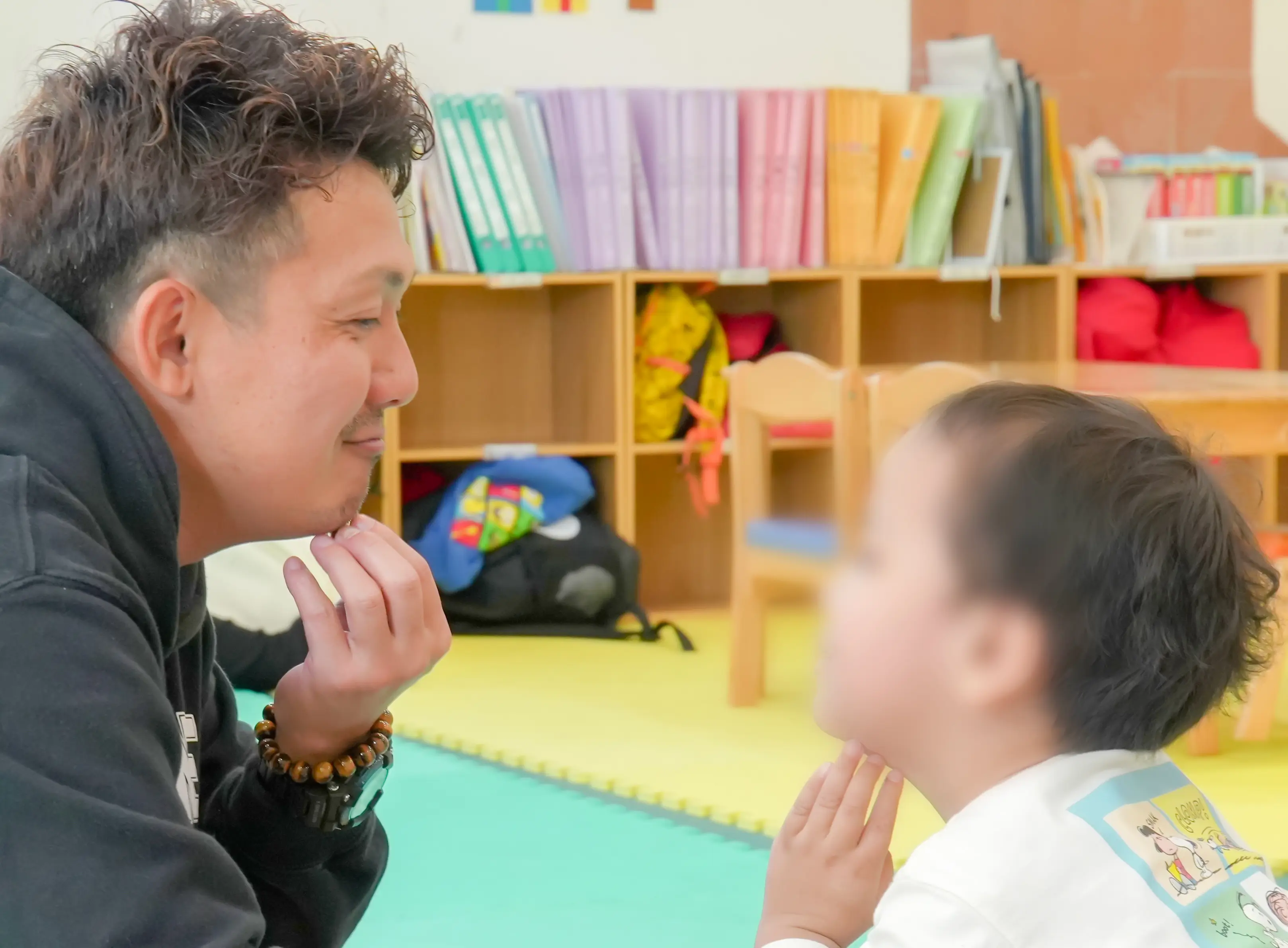 子供と一緒に笑い合っている写真